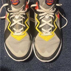 LeBron 18 Low “Sylvester X Tweety” Size 10.5